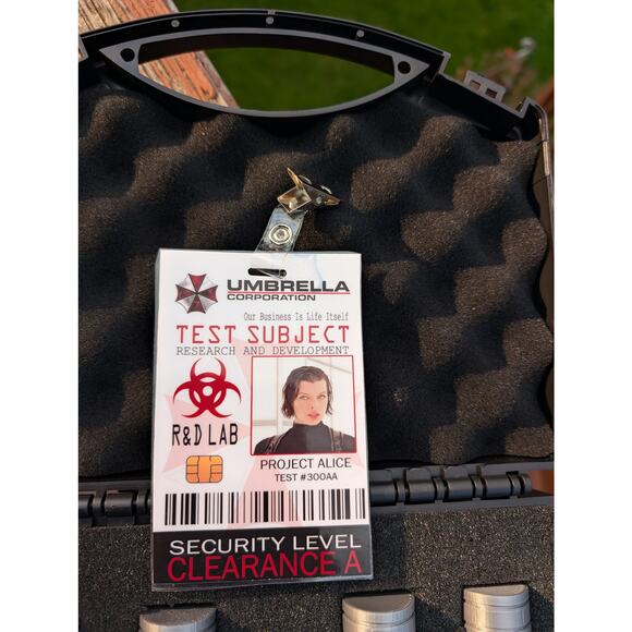 Resident Evil Briefcase Kit Access Badge, T-Virus Antidotes Umbrella Corporation - Picture 6 of 16